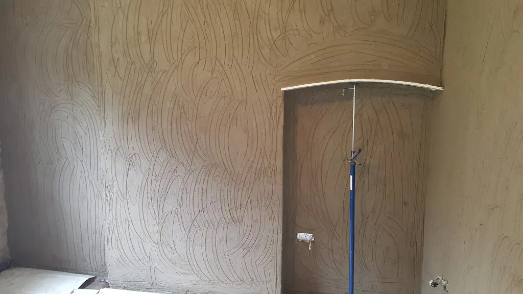 Damp proofing wall preparation with keyed render coat around an alcove